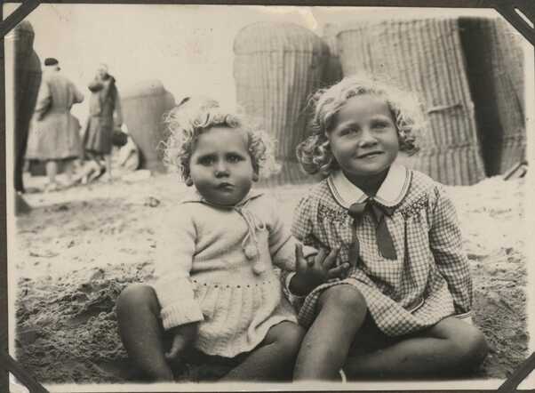 Mary en Anneke, de zusjes Mary en Anny Samson