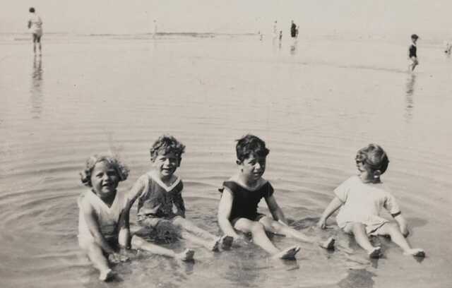 Mary Samson, Jacques, Philip Slier en Hansje te Zandvoort, 12 juli 1928.png