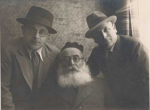 Nachman Mendel (Menachem) Landau met zijn twee zoons Avrum en Philip.png