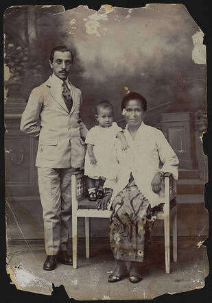 Simon Michel Speyer (1892-1942) met zijn vrouw en dochtertje Anna in Nederlands-Indië, ca. 1923 