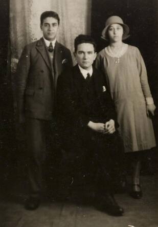 Familieportret met Sara Poons, haar verloofde Hartog Hammelburg en haar vader Meijer Poons, 1930 .png