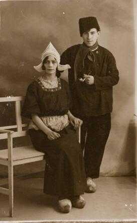 Dubbelportret van Wim Blog en Suze Aldewereld in Volendammer kostuum, 1930 