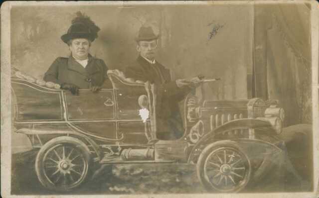 Joseph Blog en zijn vrouw Vogeltje Blog-Presser poseren in een studio, ca. 1920 .png
