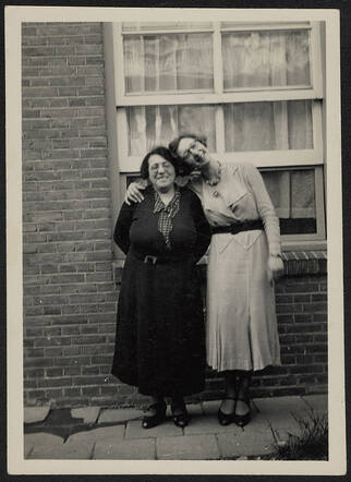 Jacoba Louise Sluijs met haar aanstaande schoonmoeder Florence Citroen-Amstell, Londen mei 1936.jpg