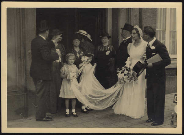 Marcus Abraham Citroen en                 Jacoba Louise Sluijs met ouders, bruidsmeisjes en andere  gasten, Amsterdam 18 augustus 1937.  .jpg