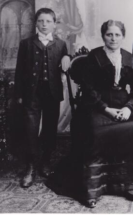 Arthur as a child, with his mother Bertha