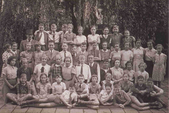 Margrit Freund (3rd row from the top, 3rd from the right) on a school photo from the Vondelschool at the Jekerstraat in Amsterdam