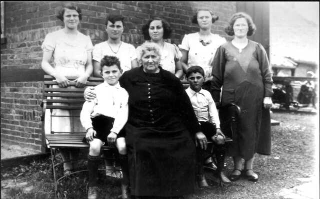 Familie Bollegraaf met Hendrina van Coeverden-Bollegraaf in het midden, staand