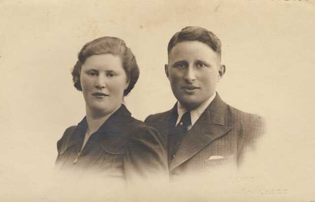 Jonas Heiman Frankenhuis met onbekende vrouw, 1941.png