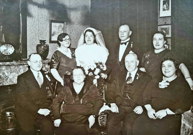 Gezin Minco bij huwelijk Grietje 1936, staand v.l.n.r. Roosje, Grietje, David en Klara. Zittend v.l.n.r. Salomon, moeder Lea, vader Nathan en Elizabeth