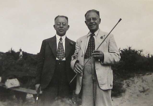 Isidore Heijmans (with the dark jacket) and his brother, Marcus