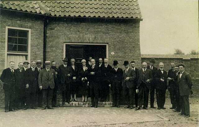 opening Hofje van Belois Hijman wellicht tweede van rechts.jpg