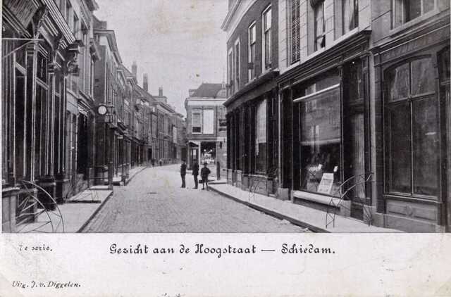 winkelpand Hijman Hoogstraat 55 met klok aan gevel 1900.jpg