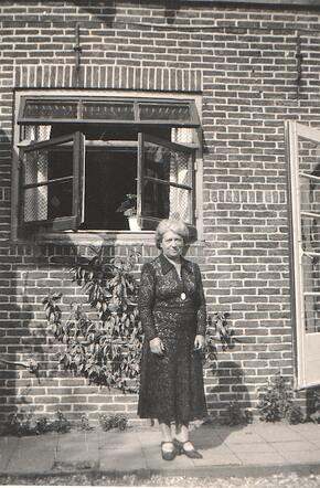 ca. 1937 Judith (Jet) voor haar eigen huis in Schiebroek.jpg