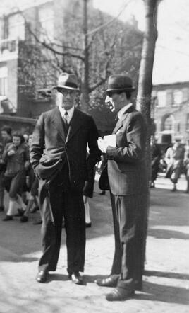 Willem David Cohen (links) met een collega op het Joods Lyceum in Den Haag